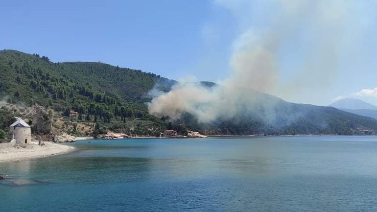 Άγιον Όρος: Φωτιά κοντά σε μοναστήρι – Ενισχύθηκαν οι δυνάμεις της Πυροσβεστικής